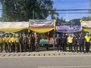 แจกจ่ายน้ำดื่ม-แนะนำเส้นทาง แก่นักท่องเที่ยวที่สัญจรไป-มาในช่วงเทศกาลวันหยุดฯ