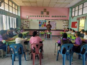 จ.ส.ต.พิเชษฐ์ แย้มศิริ ผบ.หมู่(สส.)สภ.เวียงป่าเป้า  ได้เข้าทำการสอนเด็กนักเรียนตามโครงการการศึกษาเพื่อต่อต้านการใช้ยาเสพติดในเด็กนักเรียน (D.A.R.E.)