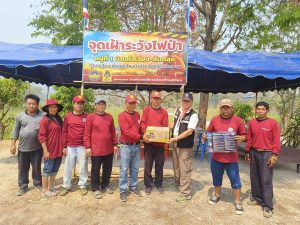 ตัวแทนนำเครื่องดื่มบำรุงร่างกายไปมอบให้กับจุดตรวจ-จุดเฝ้าระวังไฟป่าเข้มแข็ง