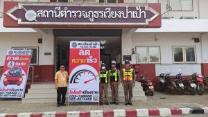 งานจราจรบูรณาการร่วมฝ่าย อบตฯเทศบาลฯในพื้นที่ติดตั้งป้ายประชาสัมพันธ์เตือนนักท่องเที่ยวและผู้ใช้รถใข้ถนน