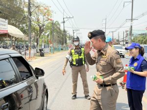 วันที่ 12 เม.ย. 2569 สภ.เวียงป่าเป้า ได้ตรวจเยี่ยมให้กำลังใจจุดตรวจตามมาตรการป้องกันและลดอุบัติเหตุทางถนนฯ และร่วมกันแจกน้ำดื่ม หมวกนิรภัยบริการประชาชนช่วงเทศกาลสงกรานต์ 2569 ณ จุดตรวจบูรณาการหน้าสภ.เวียงป่าเป้า