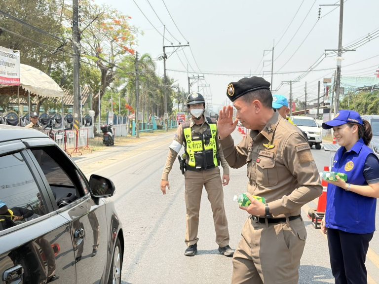 วันที่ 12 เม.ย. 2569 สภ.เวียงป่าเป้า ได้ตรวจเยี่ยมให้กำลังใจจุดตรวจตามมาตรการป้องกันและลดอุบัติเหตุทางถนนฯ และร่วมกันแจกน้ำดื่ม หมวกนิรภัยบริการประชาชนช่วงเทศกาลสงกรานต์ 2569 ณ จุดตรวจบูรณาการหน้าสภ.เวียงป่าเป้า