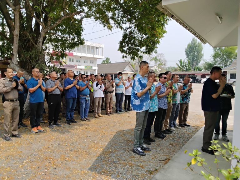 ข้าราชการตำรวจในสังกัดได้ร่วมเคารพสักการะสิ่งศักดิ์ในสถานที่ราชการ&สรงน้ำพระพุทธโสธร/ศาลพระภูมิเจ้าที่ ตลอดได้มีการรดน้ำดำหัวผู้บังคับบัญชาฯตามประเพณีล้านนา ณ สภ.เวียงป่าเป้าพร้อม